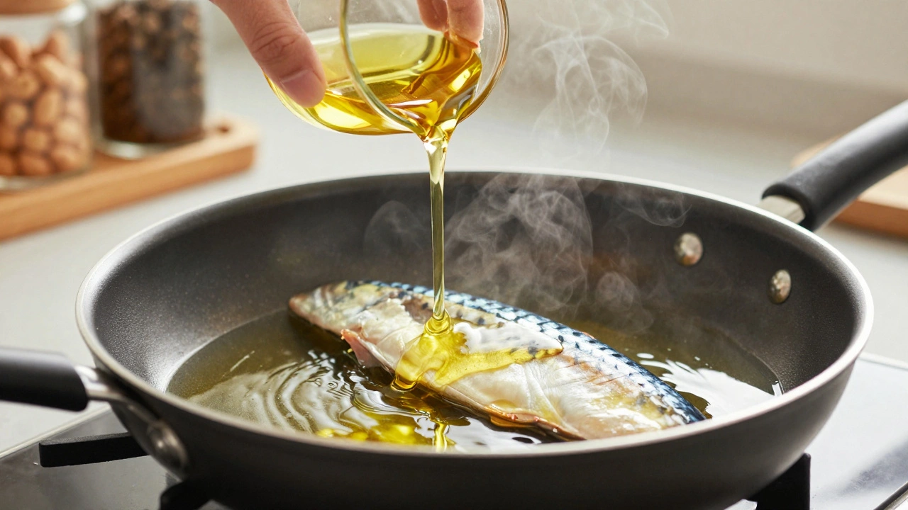 Рука льет прозрачное масло на рыбу в раскаленной сковороде, масло блестит.